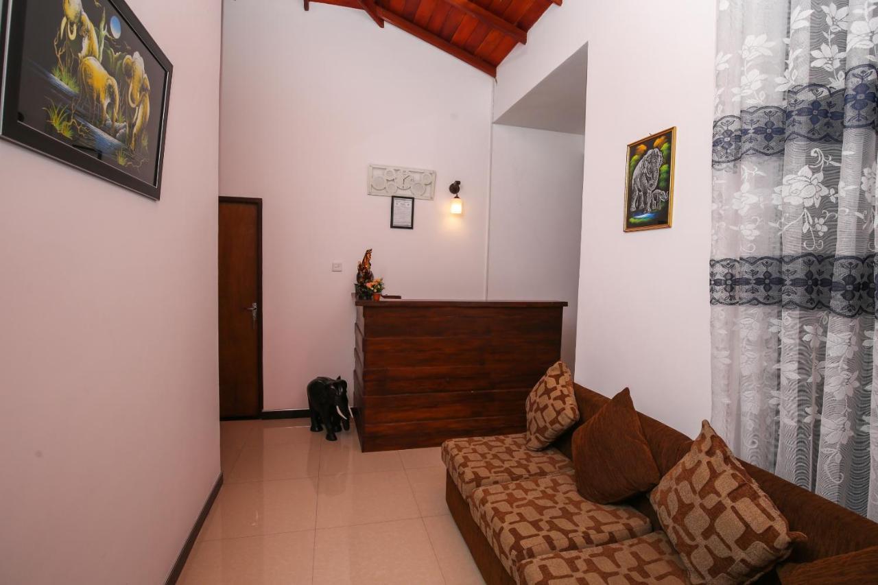 Oyo 438 Sarala Residence Hotel 康提 外观 照片
