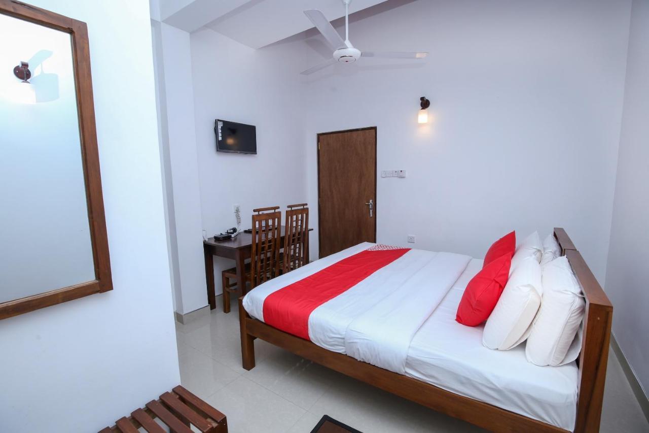 Oyo 438 Sarala Residence Hotel 康提 外观 照片