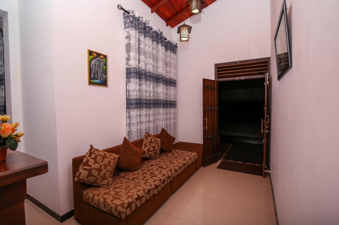 Oyo 438 Sarala Residence Hotel 康提 外观 照片