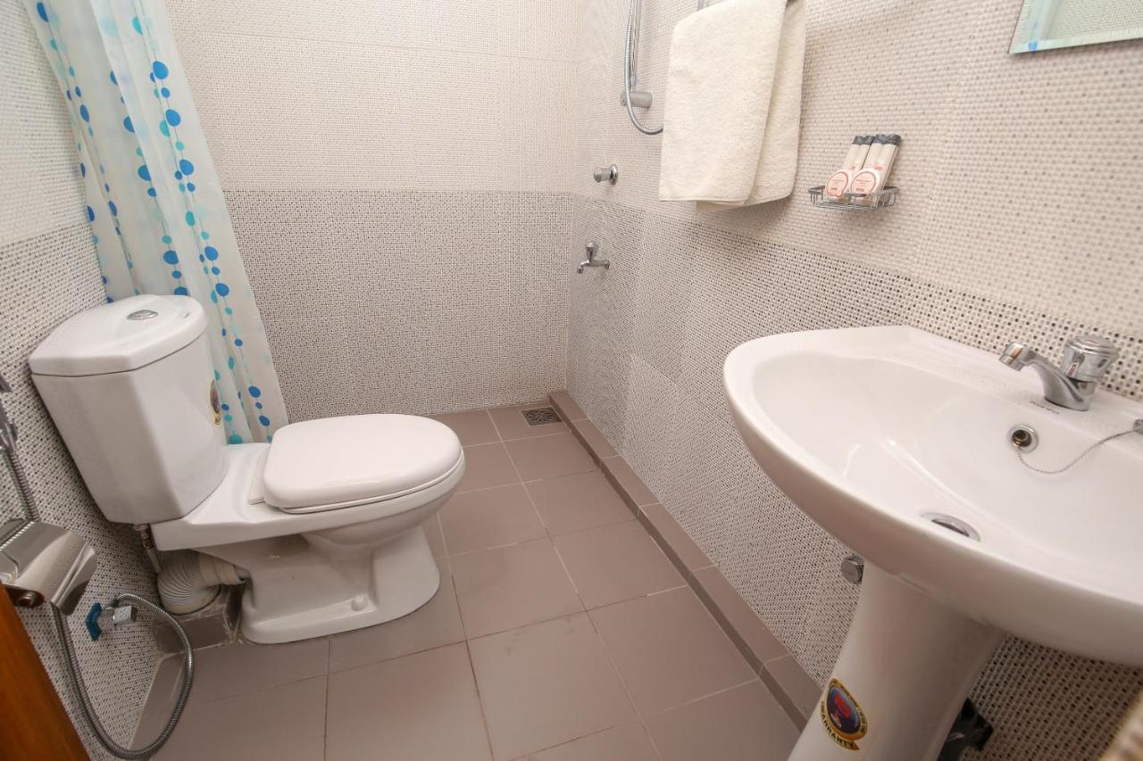 Oyo 438 Sarala Residence Hotel 康提 外观 照片