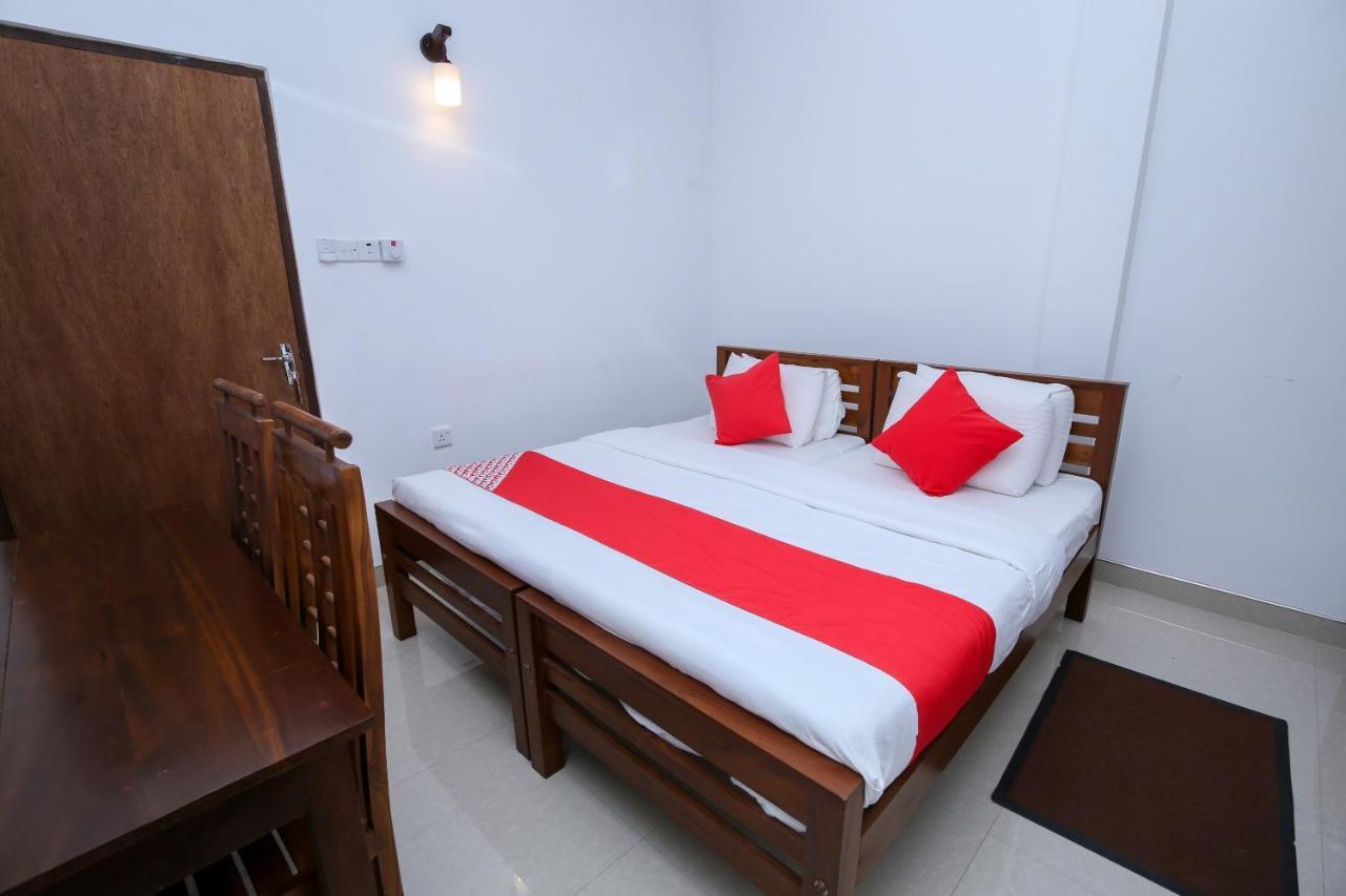 Oyo 438 Sarala Residence Hotel 康提 外观 照片