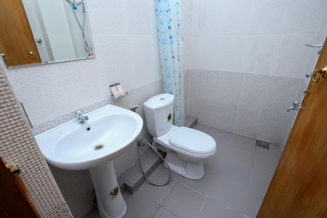 Oyo 438 Sarala Residence Hotel 康提 外观 照片